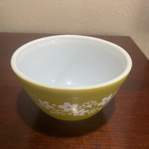 Vintage, Pyrex Nesting Bowl, Spring Blossom Green often Known as the Crazy Daisy - Picture 2 of 7
